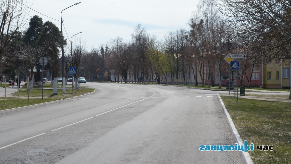 Дорожный знак «Главная дорога» установлен только с одной стороны перекрестка ул. Октябрьской и ул. Садовой