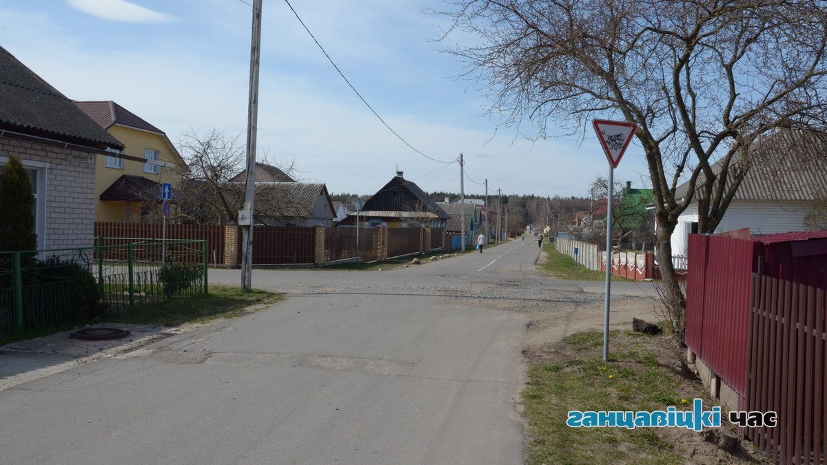 Поверхность знака «Уступить дорогу» загрязнена на пересечении ул. Коммунистическая и проезда от Белпочты