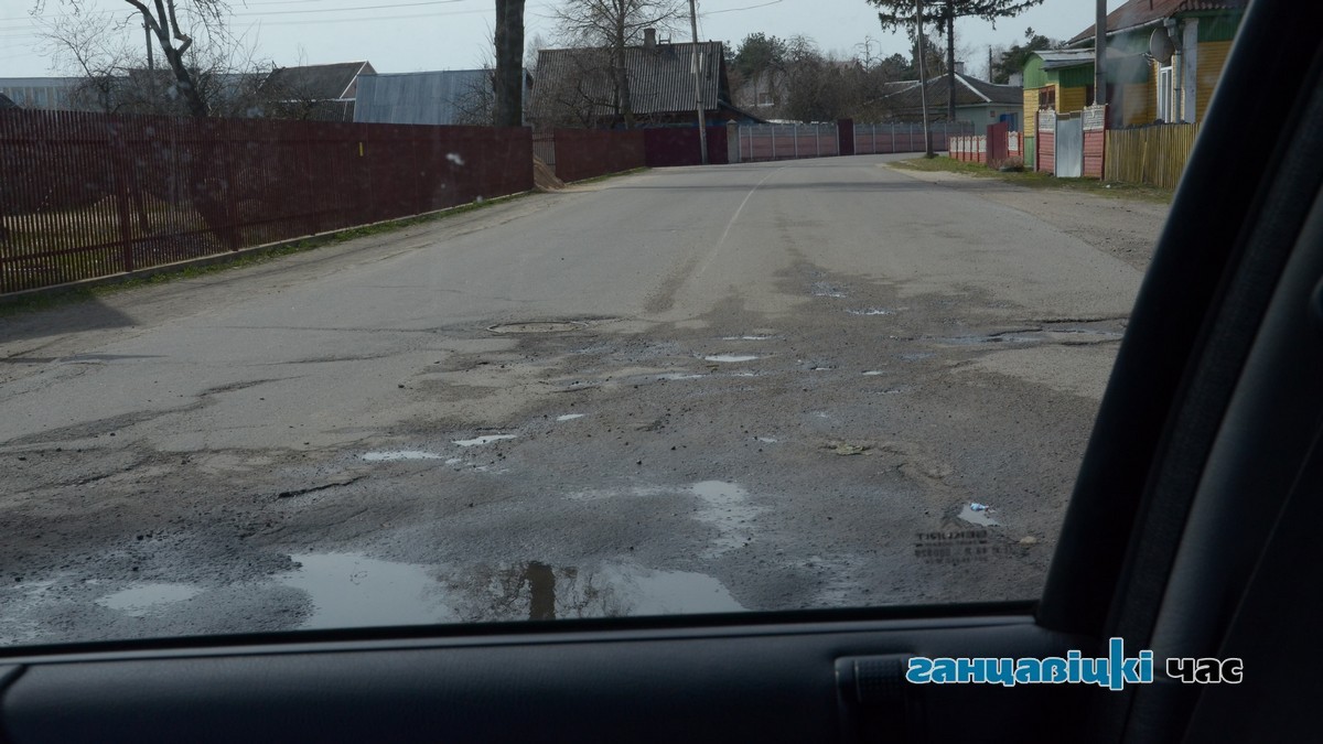 Дорожное покрытие на перекрестке ул. Красноармейской и ул. Ломоносова