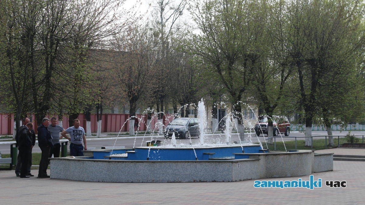 В Ганцевичах обновили фонтан у кинотеатра «Маладосць».
