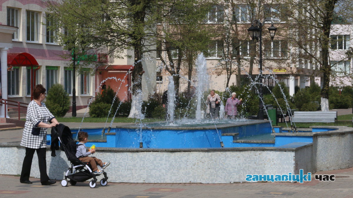 В Ганцевичах обновили фонтан у кинотеатра «Маладосць».