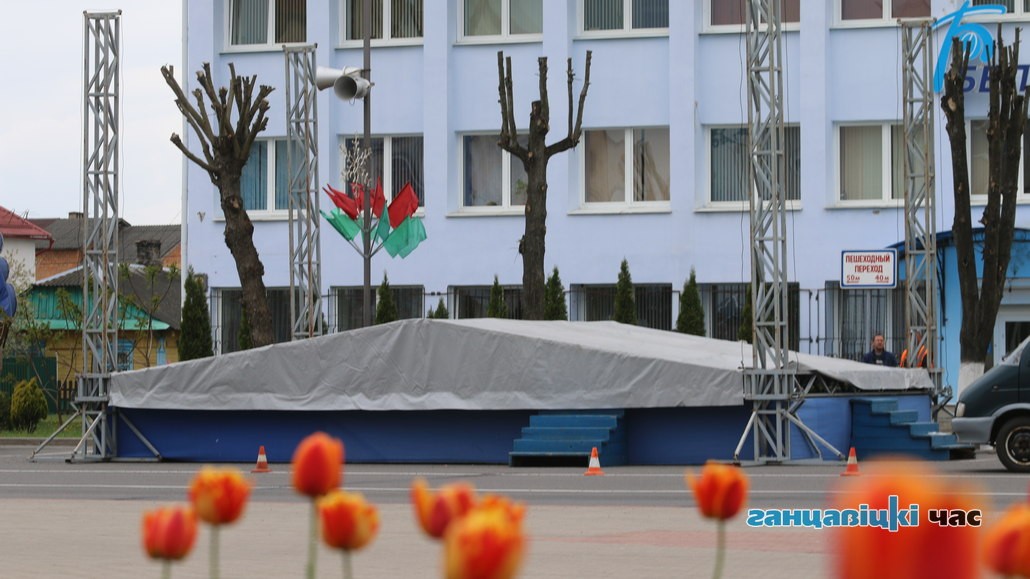 На городской площади устанавливают сцену.