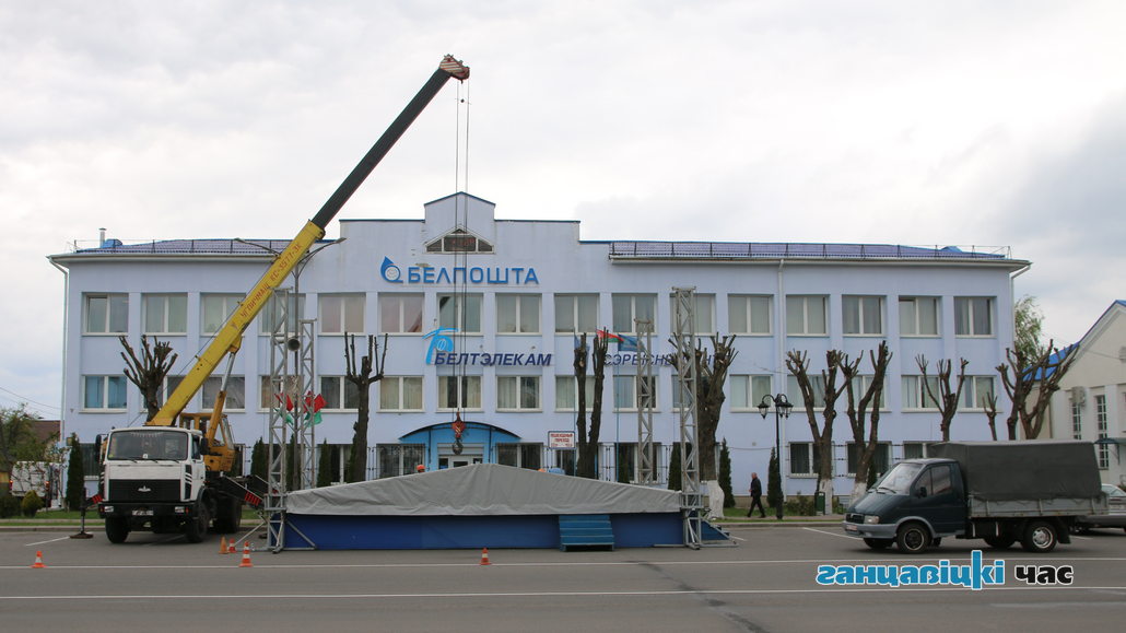 На городской площади устанавливают сцену.