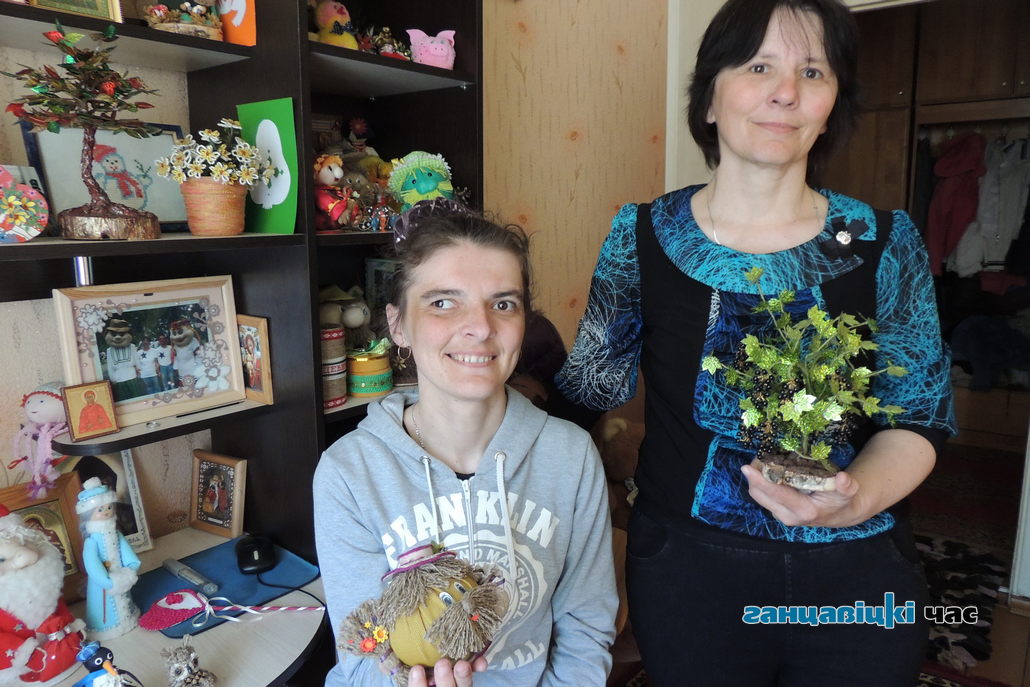 Мама и дочь – Алла и Наталья Глеб из Ганцевичей, которые по состоянию здоровья имеют инвалидность, – не жалуются на жизнь, а устроили творческую мастерскую у себя в квартире и создают вещи из бисера, ткани и прочих материалов.