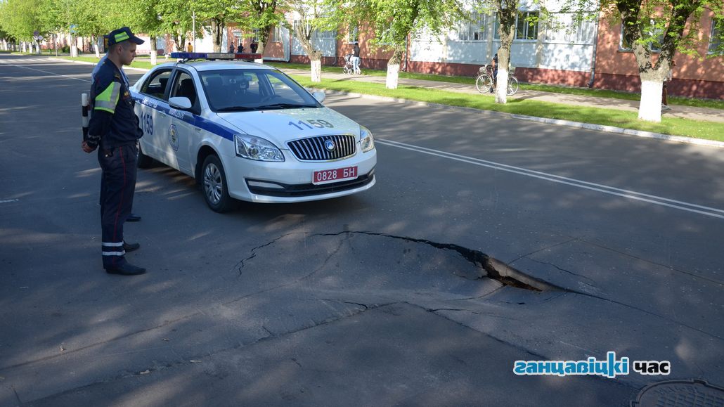 На главной улице Ганцевичей провалился асфальт, 31 мая 2019 года