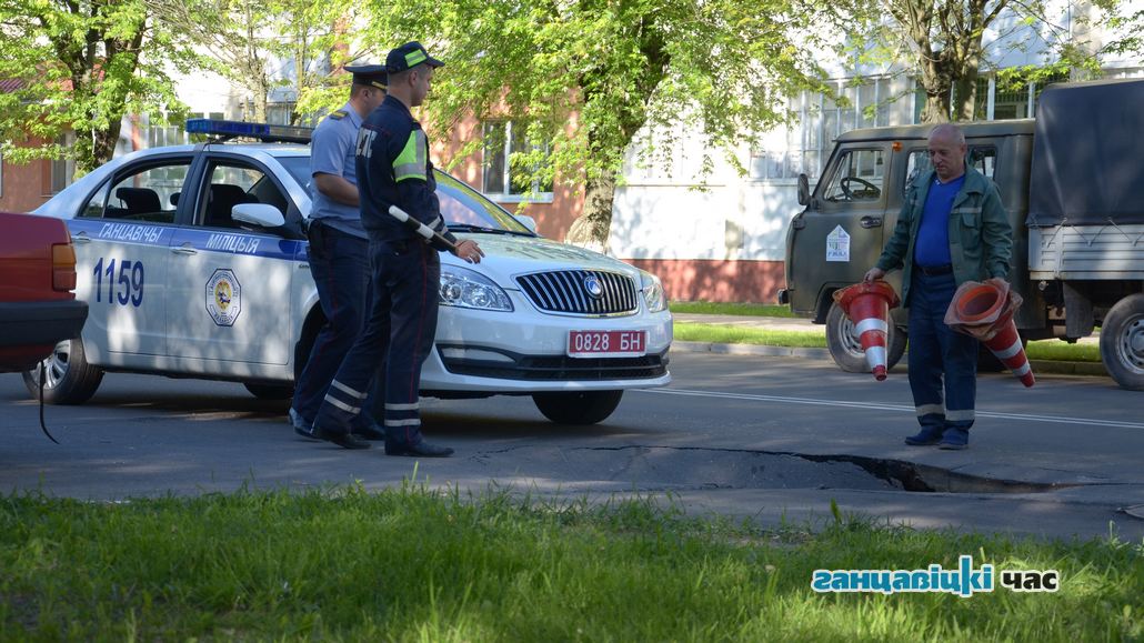 На главной улице Ганцевичей провалился асфальт, 31 мая 2019 года