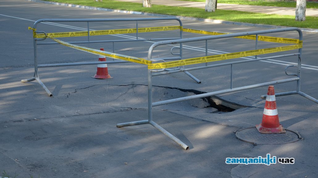 На главной улице Ганцевичей провалился асфальт, 31 мая 2019 года