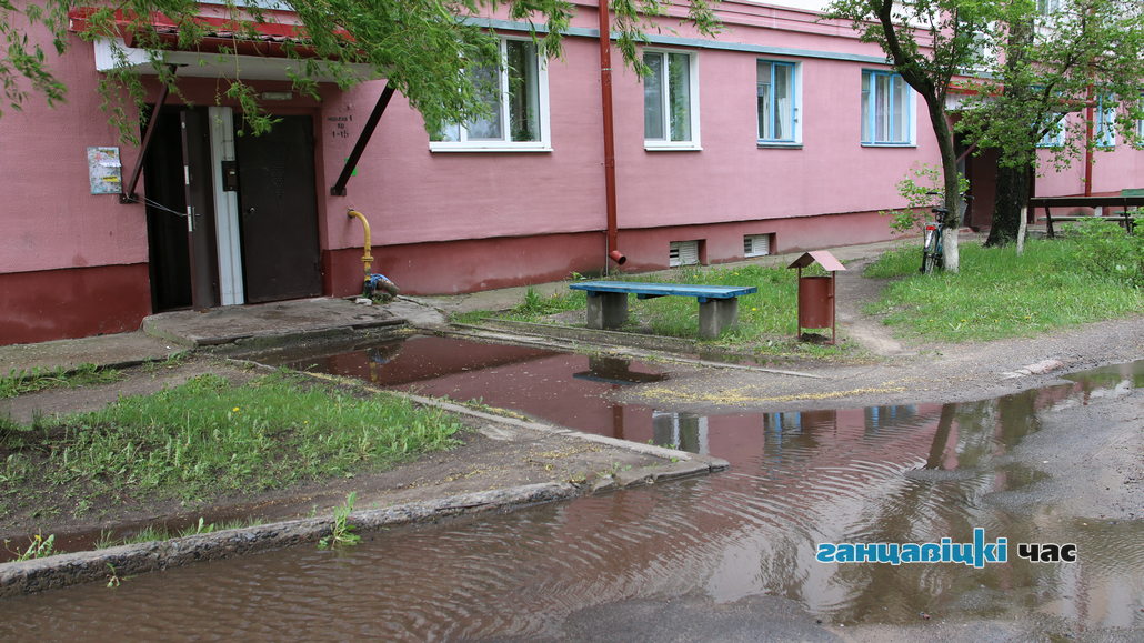 Пенсионерка Александра Самусейко хочет, чтобы работники коммунхоза выяснили причину подтопления подвала и устранили её.