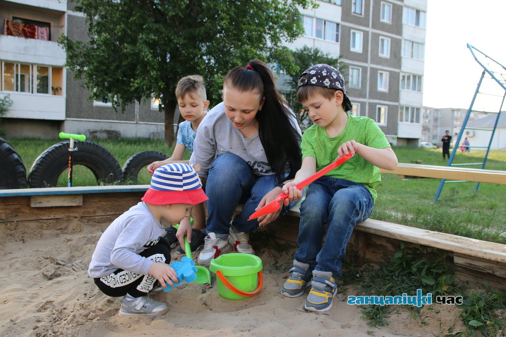 Многодетную маму волнуют не только свои дети