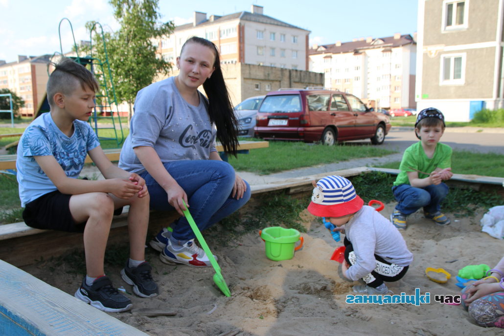 Многодетную маму волнуют не только свои дети
