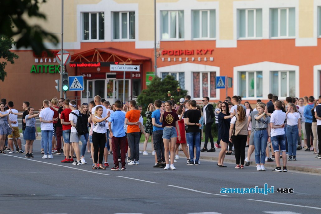 Репетиция бала выпускников на городской площади, 5 июня 2019 года