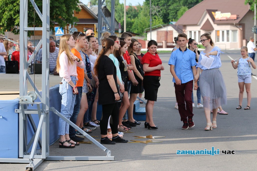 Репетиция бала выпускников на городской площади, 5 июня 2019 года