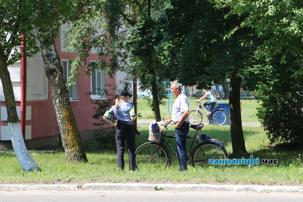 Сотрудники милиции в Ганцевичах оштрафовали нарушителей и помогли пенсионеру