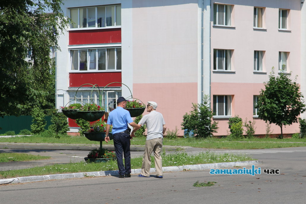 Сотрудники милиции в Ганцевичах оштрафовали нарушителей и помогли пенсионеру