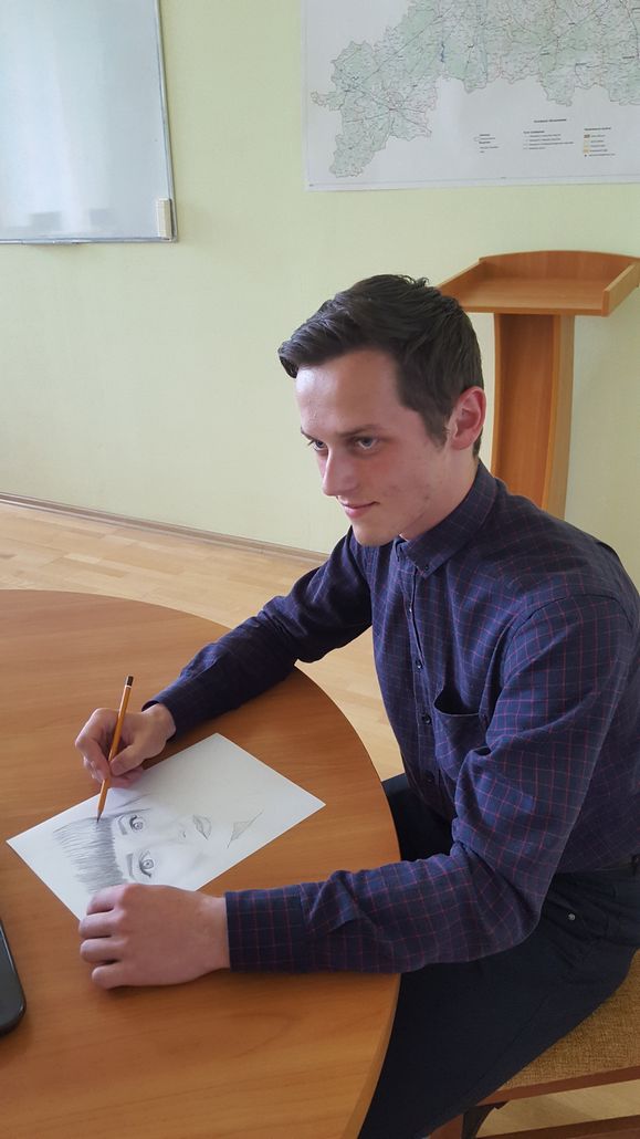 Выпускник Ганцевичской средней школы Андрей Занько на втором курсе Белорусской государственной сельхозакадемии в городе Горки увлёкся рисованием