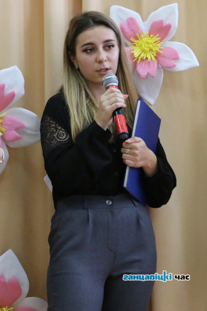 Козлова Екатерина Игоревна, окончила Речицкий Государственный педагогический колледж. Работает учителем английского языка в Хотыничской СШ.