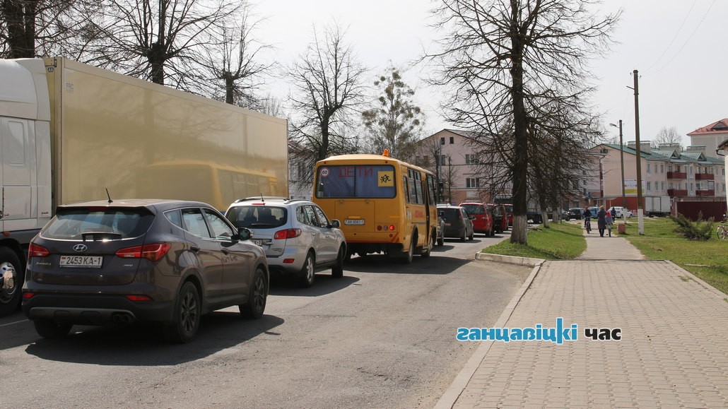 В Ганцевичах на железнодорожном переезде огромные очереди. Почему?