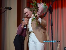 На юбилейном концерте Николай Медведев дарил свои любимые песни многочисленным поклонницам