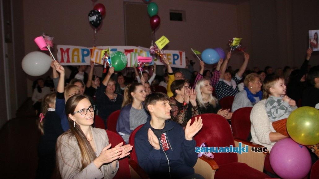 Группы поддержки скандировали имя участницы и размахивали плакатами