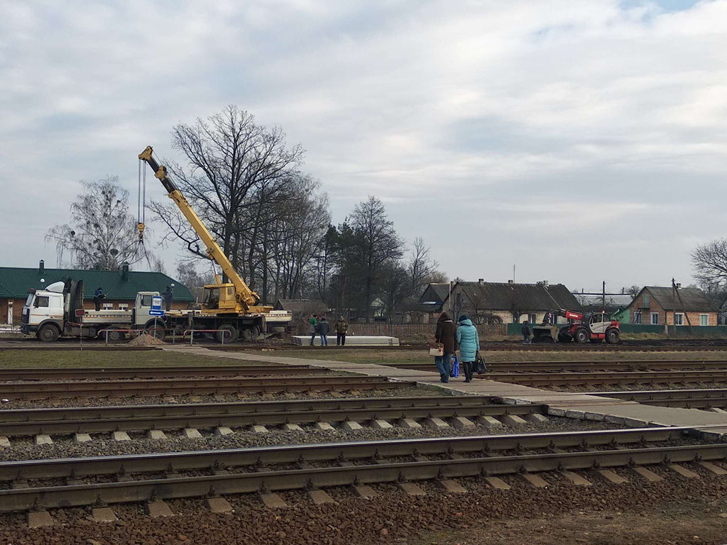 Возле железнодорожного переезда в Ганцевичах укладывают бетонные плиты.