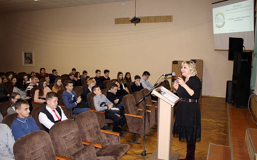 Барановичская поэтесса, художник, бард Лис Галина посетила среднюю школу № 20 г. Барановичи в Единый день информирования под общим девизом «ШАГ»