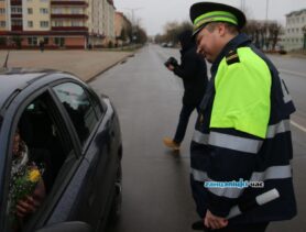 Праздничная спецоперация ГАИ в Ганцевичах: в центре города инспекторы останавливали только женщин и дарили им цветы