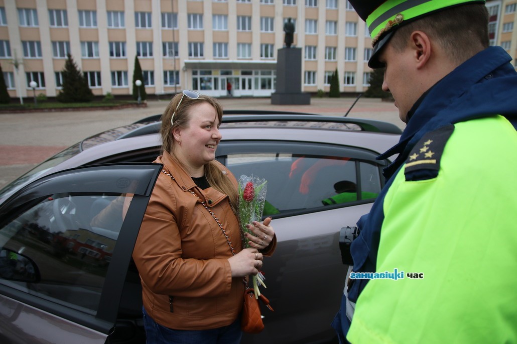 В центре Ганцевичей инспектора ГАИ останавливали только женщин и дарили им цветы