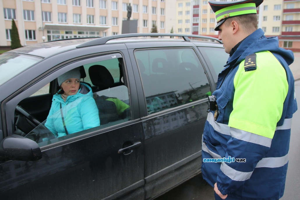 В центре Ганцевичей инспектора ГАИ останавливали только женщин и дарили им цветы