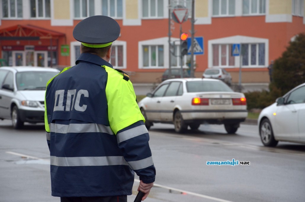 В центре Ганцевичей инспектора ГАИ останавливали только женщин и дарили им цветы