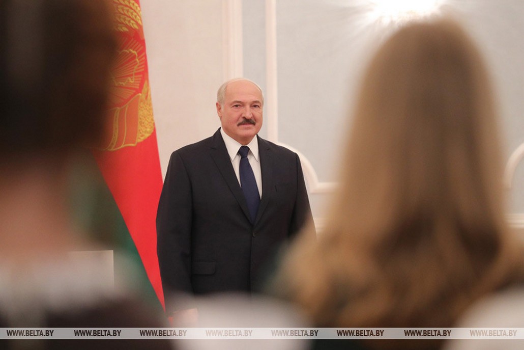 Лукашенко вручил паспорта юным гражданам страны. В том числе и ганцевчанке