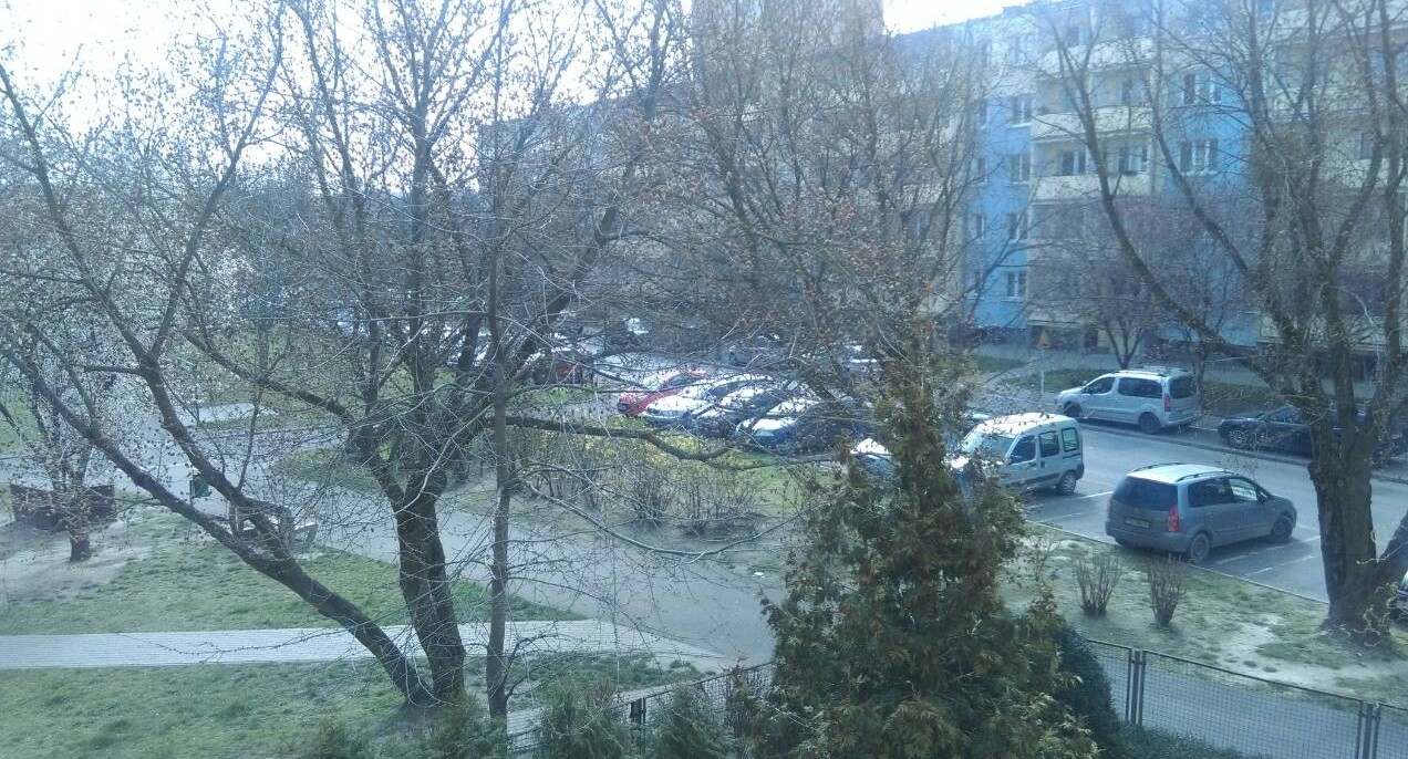 Пустая улица Познани из окна квартиры