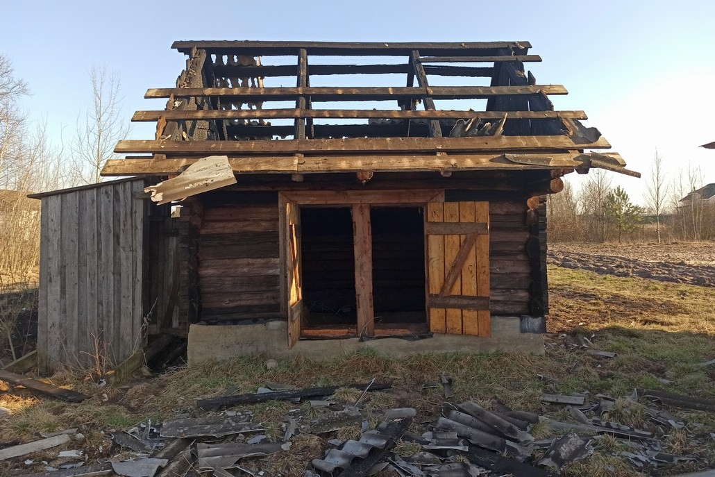 В Люсино пожар: сгорела хозпостройка