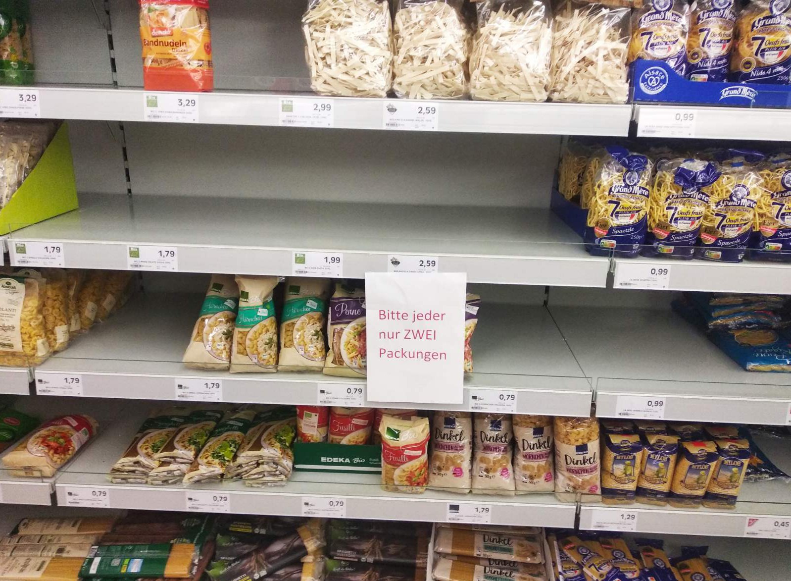 В магазине торговой сети Marktkauf  только на некоторых полках с макаронами и мукой есть ограничение на покупку (не более 2 упаковок продукта в одни руки)