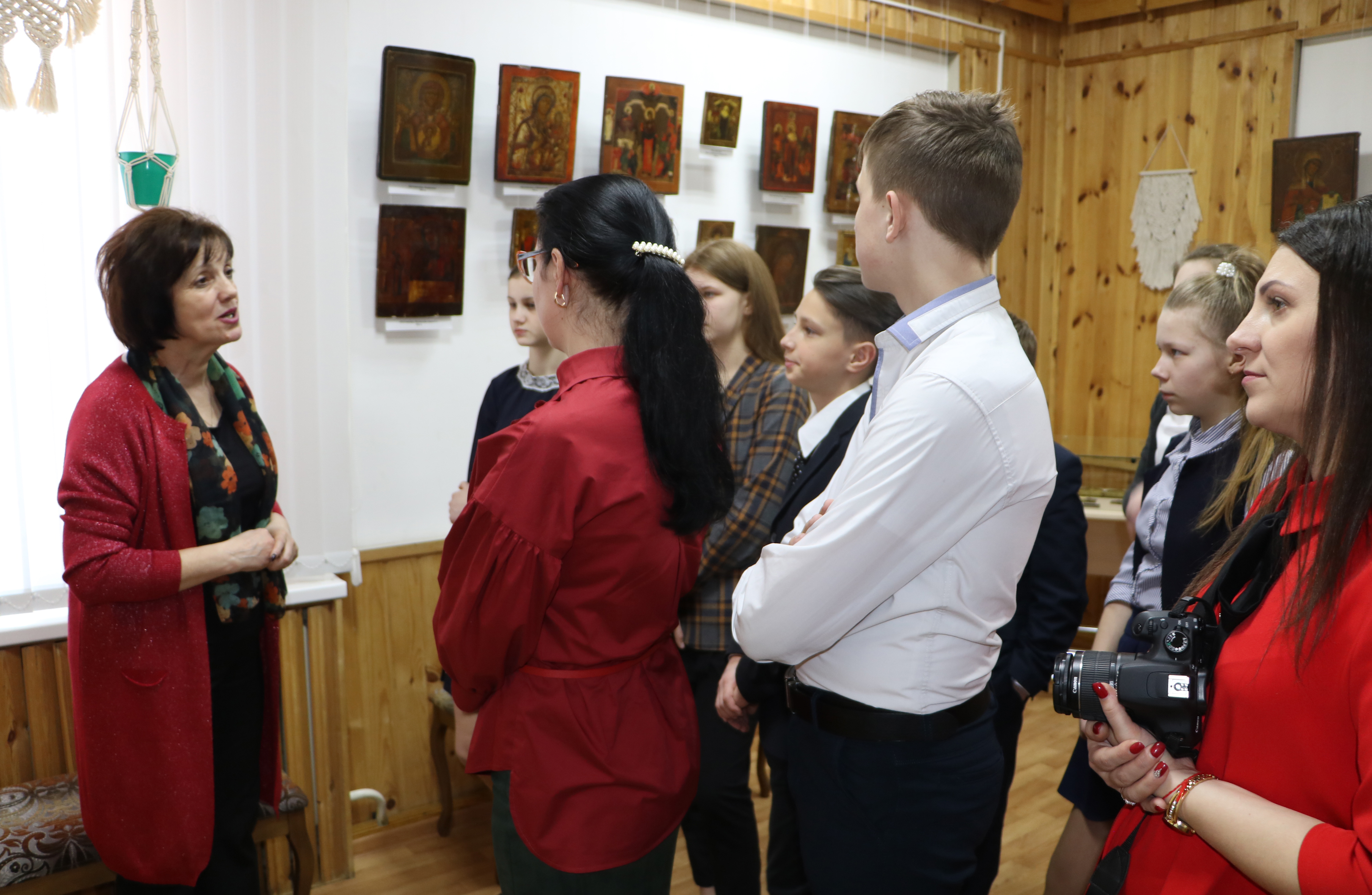 Наталля Кулеш распавядае наведвальнікам пра назвы і паходжанне рарытэтных ікон