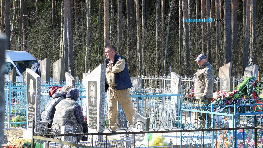 Ганцаўчане пачалі прыбіраць могілкі