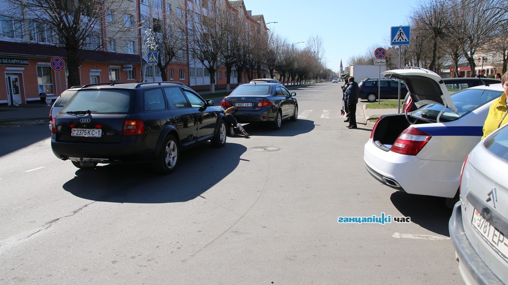 В Ганцевичах на улице Октябрьская «Audi» въехала в зад «Toyota»