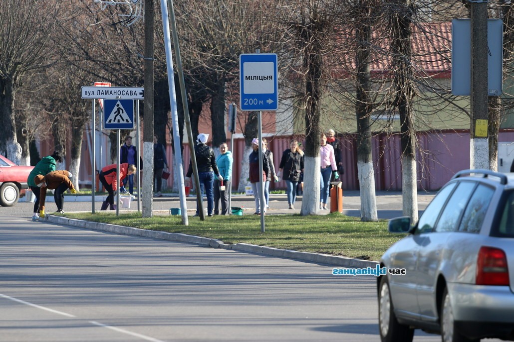 Скоро Пасха: в Ганцевичах белят бордюры и деревья