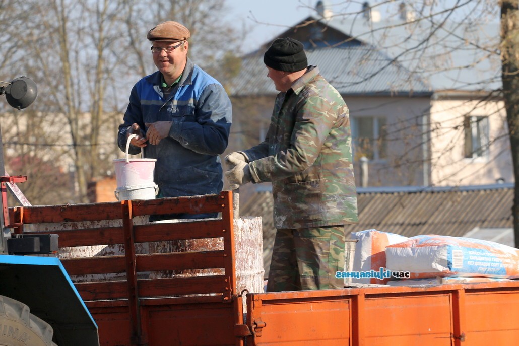 Скоро Пасха: в Ганцевичах белят бордюры и деревья