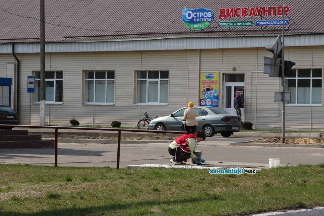Скоро Пасха: в Ганцевичах белят бордюры и деревья