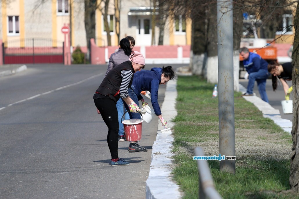 Скоро Пасха: в Ганцевичах белят бордюры и деревья