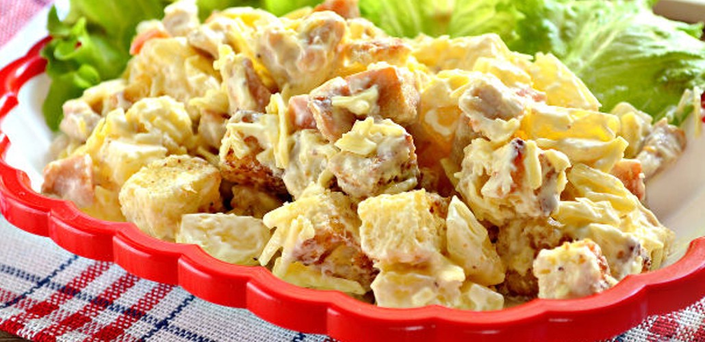 Салат с ананасами и курицей