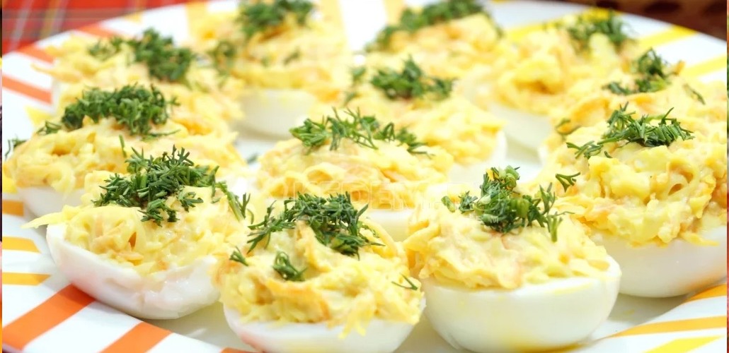 Фаршированные яйца с сыром и болгарским перцем