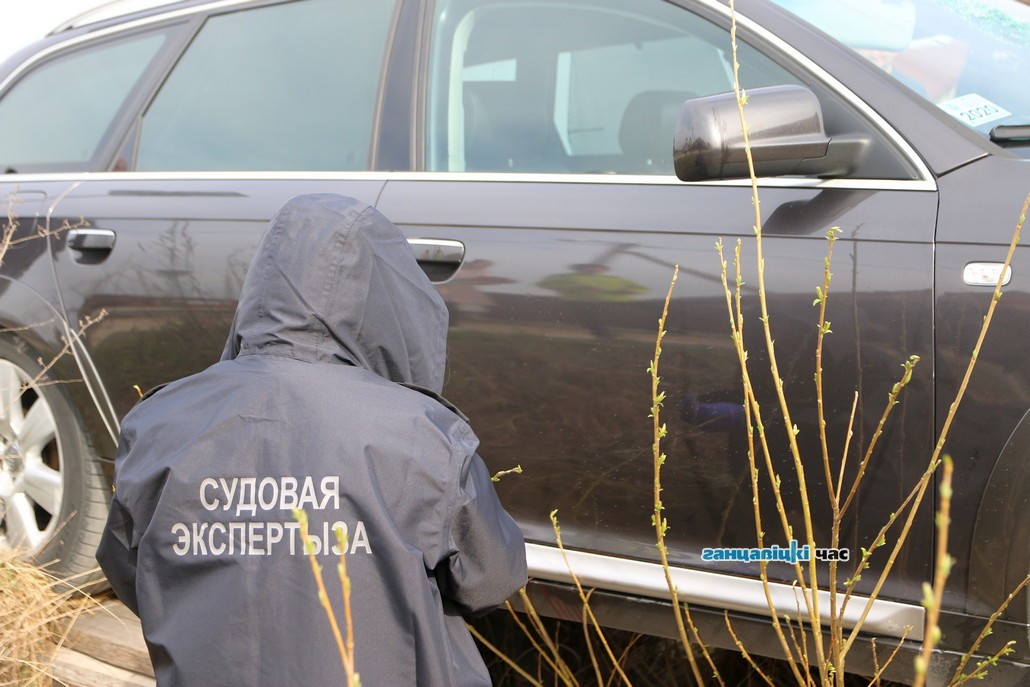В Ганцевичах водитель не вписался в поворот и застрял в канаве. Но дальше - все сложнее