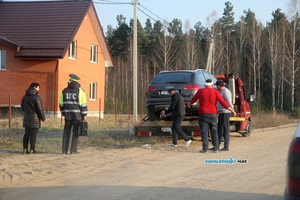 В Ганцевичах водитель не вписался в поворот и застрял в канаве. Но дальше - все сложнее