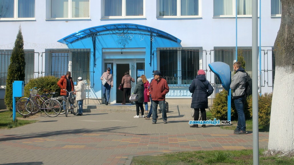 В Ганцевичах пенсии доставляют на дом, а в почтовых отделениях рекомендовано «больше двух не собираться»