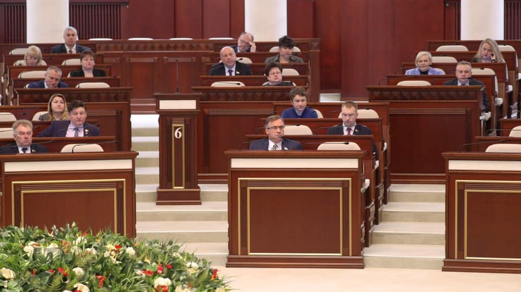 Коронавируса нет, но депутаты Палаты представителей расселись по одному. Фотофакт