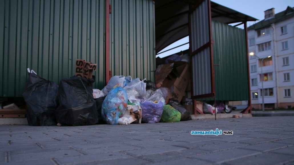 Жильцы новостройки в Ганцевичах жалуются, что не вывозится мусор. Разбираемся, почему / 5 мая 2020 года