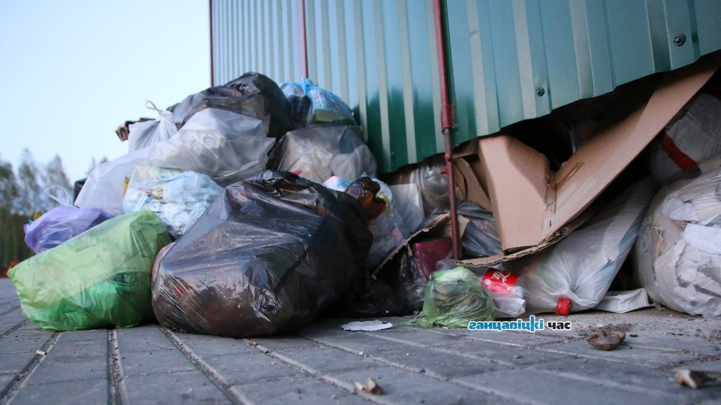 Жильцы новостройки в Ганцевичах жалуются, что не вывозится мусор. Разбираемся, почему / 5 мая 2020 года