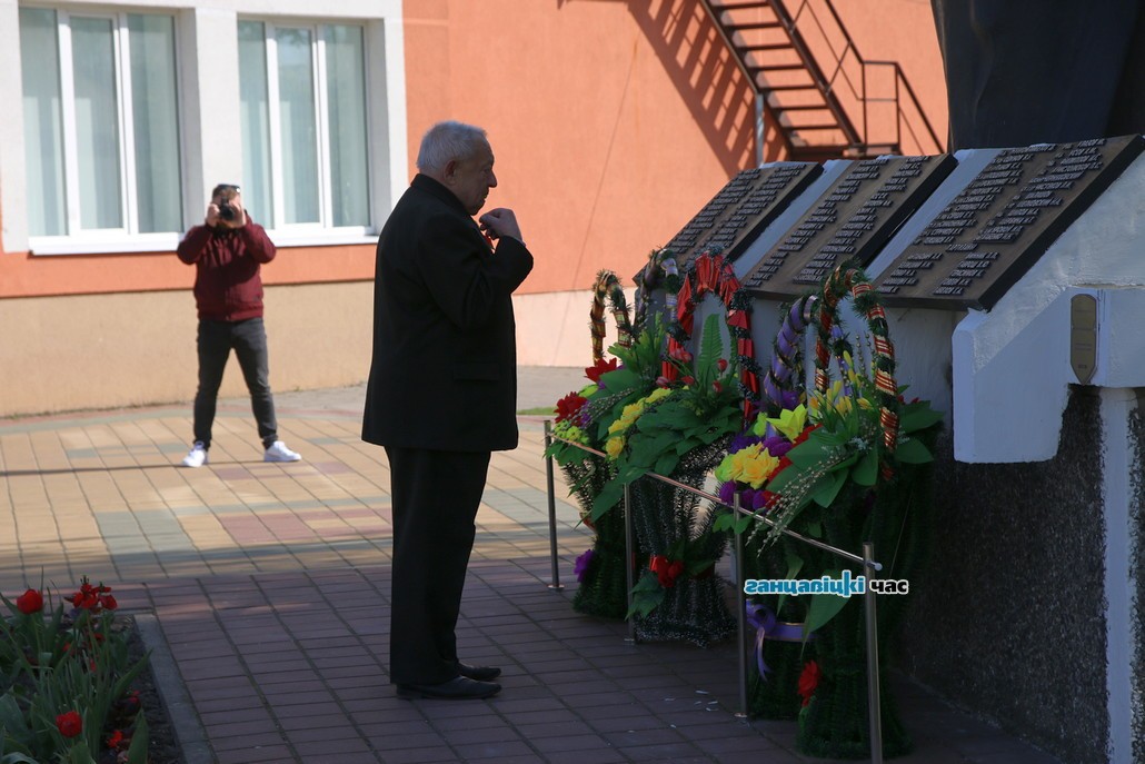День Победы в Ганцевичах: без массовых гуляний и по очереди к памятникам