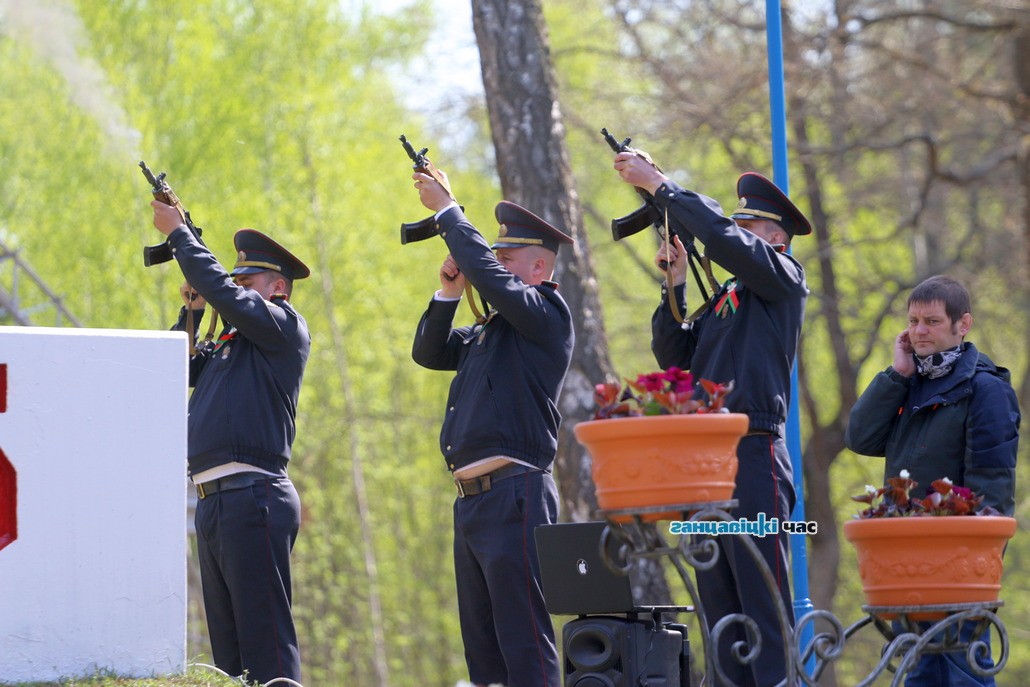 День Победы в Ганцевичах: без массовых гуляний и по очереди к памятникам